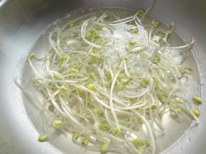 最后放入豆芽，豆芽可以多烫会然后捞出