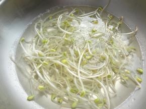 最后放入豆芽，豆芽可以多烫会然后捞出