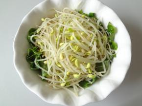 配菜全部烫好后放入碗中待用