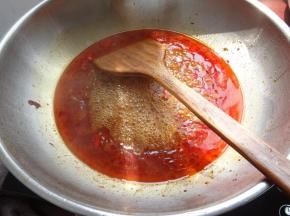 另起锅放入油放入豆瓣酱炒香炒出红油后加入开水放一点盐烧开