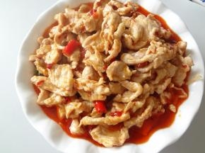 肉片浮起后捞出码在配菜上倒入汤汁