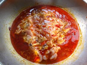 放入腌制好的肉片刚入锅的肉片不要动等定型了在去动