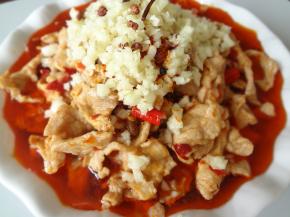 放入蒜泥，花椒，辣椒面淋上热油撒上香菜就可以开吃啦