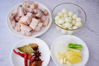 五花肉洗净切成小块，焯水备用，鹌鹑蛋洗净煮熟去壳备用，蒜切片，蒜切片，葱切寸段