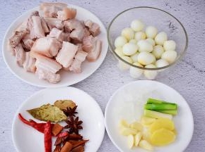 五花肉洗净切成小块，焯水备用，鹌鹑蛋洗净煮熟去壳备用，蒜切片，蒜切片，葱切寸段