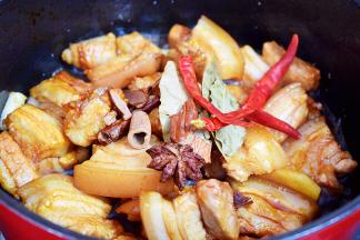 再放入八角、香叶、桂皮、干红辣椒翻炒均匀