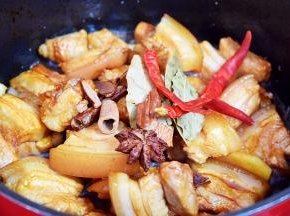 再放入八角、香叶、桂皮、干红辣椒翻炒均匀