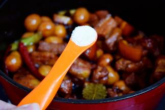 炖至汤汁浓稠时加入鸡精