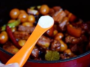 炖至汤汁浓稠时加入鸡精