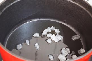 锅中倒入适量的食用油烧热，放入冰糖，小火翻炒至冰糖融化，变成焦黄色