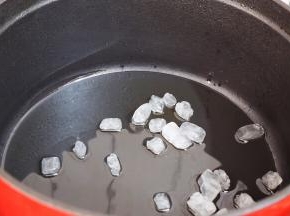 锅中倒入适量的食用油烧热，放入冰糖，小火翻炒至冰糖融化，变成焦黄色