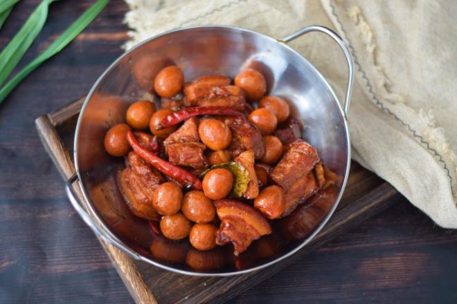 红烧肉炖鹌鹑蛋