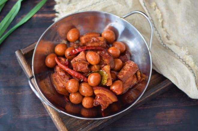 红烧肉炖鹌鹑蛋