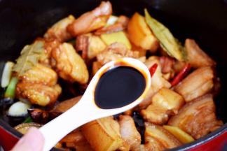 加入老抽，翻炒至上色