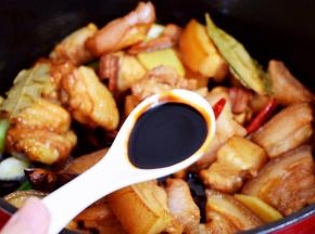 加入老抽，翻炒至上色