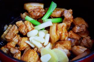 放入葱姜蒜炒出香味