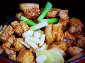 放入葱姜蒜炒出香味