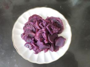 紫薯去皮上锅蒸熟。