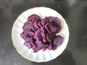 紫薯去皮上锅蒸熟。