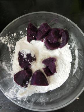 然后倒入糯米粉里，并加入白糖。