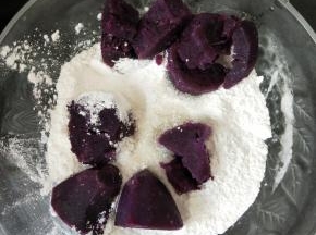 然后倒入糯米粉里，并加入白糖。