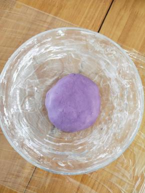 因为紫薯含水量不是很大，所以还要加入适量热水，慢慢的揉成团。不要太硬也不要太软，过软过硬面团都不容易成团。