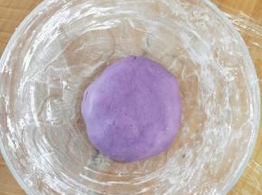 因为紫薯含水量不是很大，所以还要加入适量热水，慢慢的揉成团。不要太硬也不要太软，过软过硬面团都不容易成团。