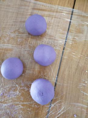 然后把糯米团分成等量的小块，搓圆。(大小可以按自己的喜好)