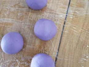 然后把糯米团分成等量的小块，搓圆。(大小可以按自己的喜好)