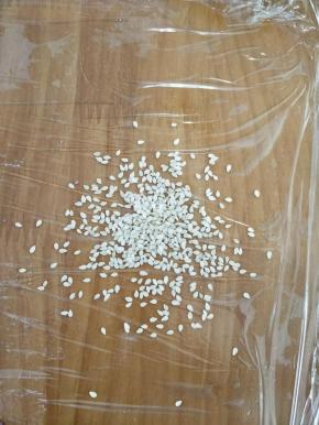 倒出适量白芝麻。