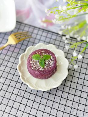 全部做完后放到不粘锅里煎至两面金黄即可。