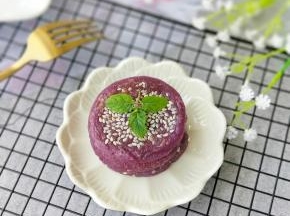 全部做完后放到不粘锅里煎至两面金黄即可。