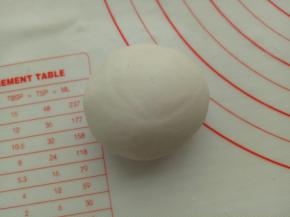 白色面团揉匀揉光滑