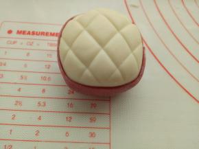 围在白色正方体的周围，作为戒指的盒子