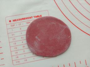 剩下的红色面团重新揉一下，擀成大约3毫米厚的薄片