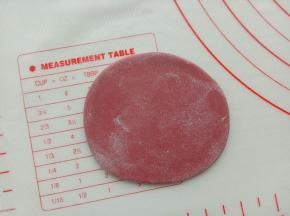 剩下的红色面团重新揉一下，擀成大约3毫米厚的薄片