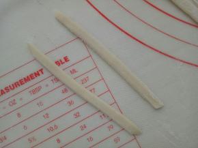 适量白色面团擀薄片，切出长条来