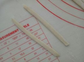 适量白色面团擀薄片，切出长条来