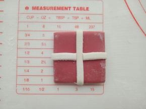 如图粘到盒子盖上面