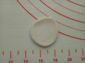 剩下的白色面团重新揉一下，擀薄片