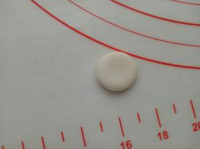 用裱花嘴抠一个圆