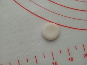 用裱花嘴抠一个圆