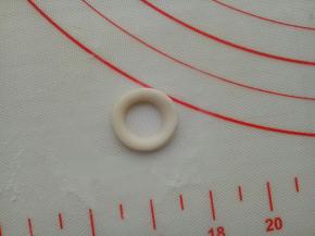 再用小一点的圆压一下，做成指环的样子