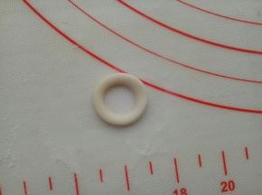 再用小一点的圆压一下，做成指环的样子