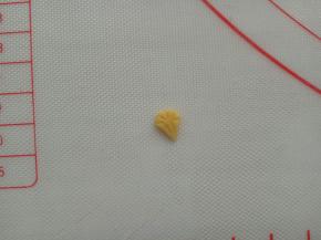 也可以揉一点点黄色面团，用刮板切一个钻石的样子