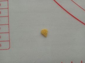 也可以揉一点点黄色面团，用刮板切一个钻石的样子