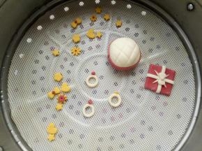 全部做好后室温发酵20分钟，检查发酵到位后开水上锅蒸10分钟，关火闷3分钟