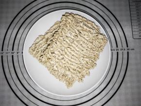 大碗面，饼面都可以，注入清水没过饼面，加一勺食用油浸泡10分钟