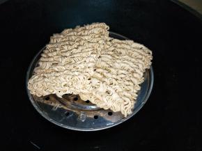 中大火隔水蒸10分钟，用这种架子不会积水