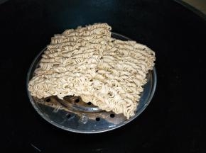 中大火隔水蒸10分钟，用这种架子不会积水